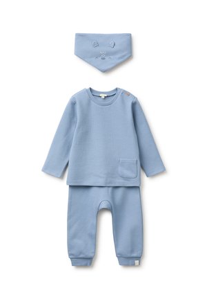 Blaues, geripptes Babyoutfit mit langärmigem Oberteil, Hosen mit Bündchen und passendem Bandana-Lätzchen mit Bärengesicht.