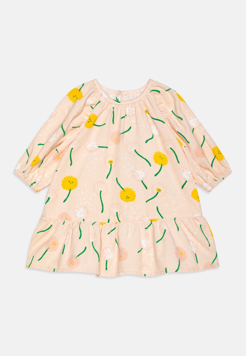 Vestido de color rosa claro con mangas largas, que presenta un patrón floral de flores amarillas y blancas con tallos verdes y un dobladillo con volantes en capas.
