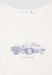 Biała koszulka z niebieską grafiką klasycznego samochodu oraz napisem "SPEED QUEEN" poniżej. Okrągły dekolt, krótkie rękawy, materiał bawełniany.