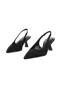 Zapatos de tacón tipo slingback de ante negro con punta afilada y tacón bloqueado cónico. Presentan una textura suave y un diseño minimalista.