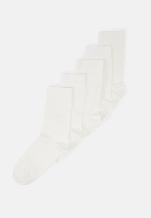Conjunto de cinco meias brancas de algodão com uma textura suave, comprimento padrão e punhos canelados para maior conforto e ajuste.
