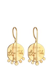 Boucles d'oreilles en or avec un disque rond texturé et un crochet vertical. Le disque présente une signature et trois petits accents ronds en bas.