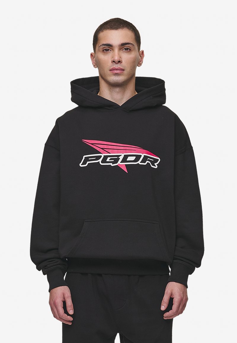 Felpa nera con cappuccio realizzata in tessuto morbido, presenta una tasca frontale e un grande logo grafico in bianco e rosa. Vestibilità ampia con cappuccio e polsini a costine.