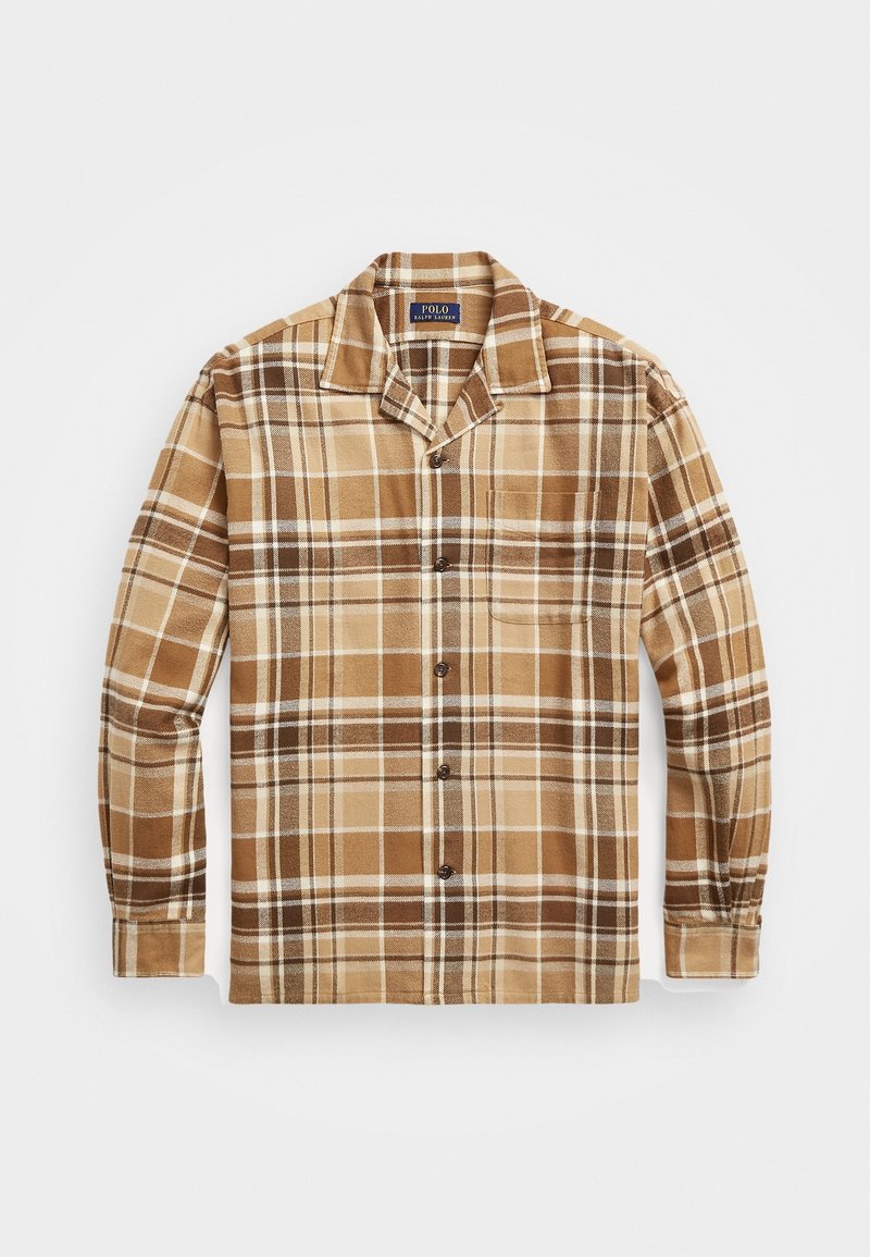 Hnědá a béžová kostkovaná košile s dlouhým rukávem a léga, s límcem a náprsní kapsou, položena na bílém pozadí.