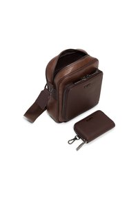 Bolso de cuero marrón tipo bandolera con acabado texturizado, compartimentos con cremallera y correa ajustable; incluye una pequeña cartera con cremallera a juego.