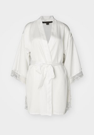 Biała satynowa szlafrok z koronkowym wykończeniem na rękawach i u dołu, z paskiem w talii i luźnym krojem. Elegancki design z rękawami w stylu kimono.