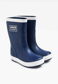 Tmavomodré gumáky na dažďa s bielym lemom na vrchu, textúrovanou podrážkou, s logom na vonkajšej strane. Elegantný zaoblený dizajn.