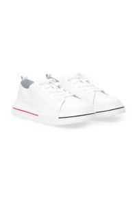 Weiße Schnürsneaker mit einem glatten, synthetischen Obermaterial, grauem Innenfutter und einer strukturierten weißen Sohle. Mit roten und schwarzen Akzenten auf der Sohle.