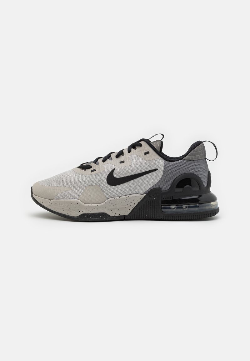 Nike Sneakers in Grau- und Schwarzfarben, mit Mesh- und strukturierten Overlays, Schnürsenkeln und einer sichtbaren Luftpolsterung in der Sohle.
