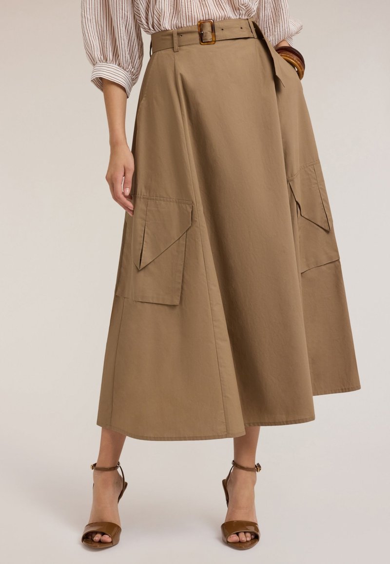 Fustă midi khaki cu curea, pliuri și două buzunare frontale aplicate. Textură netedă, siluetă în formă de A și design lungime până la gleznă.
