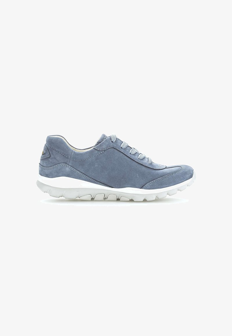 Blauwe sportieve sneaker met een gebogen oppervlak, ronde neus, witte rubberen zool en grijze veters. Zijaanzicht dat de silhouet en het ontwerp toont.
