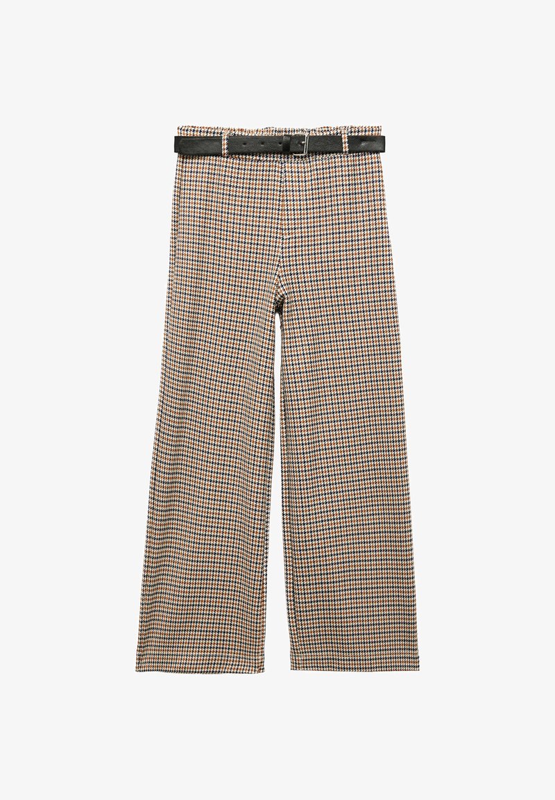 Brede, gecariseerde broek in bruin, oranje en blauw, met een zwarte riem met gesp, gemaakt van een gestructureerde stof.