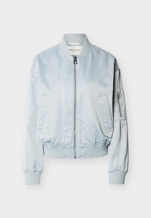 Veste bomber bleu clair avec fermeture éclair avant, col, poignets et ceinture côtelés, deux poches avant et une poche zippée sur la manche gauche.