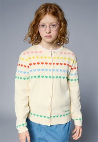 Cardigan lavorato a maglia di un morbido giallo, caratterizzato da righe orizzontali di cuori colorati. Completato con chiusura a bottoni e polsini a coste.