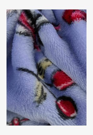 Zachte, lichtblauwe fleece met een pluche textuur, versierd met rode en gele bloemenpatronen. Het ontwerp bevat zwarte omtrekken en accenten.