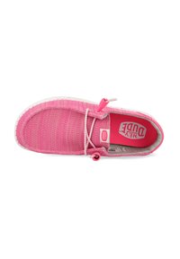 Zapato ligero de color rosa, tipo slip-on, con un upper texturizado, suela blanca contrastante y cierre de cordón elástico. El interior presenta un logo brillante.