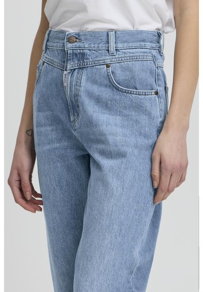Jeans de mezclilla azul claro con cintura alta, con herrajes en tono cobre, cinco bolsillos y un ajuste ligeramente holgado.
