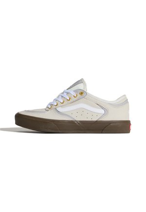 Lavtop beige sneaker med hvid sidelstribe, hvide snørebånd, guld huller og tyk mørkebrun gummisål.