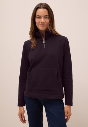 Sweatshirt zippé violet foncé avec un col haut, poche frontale et manches longues, fabriqué dans un matériau doux et affichant un design épuré.