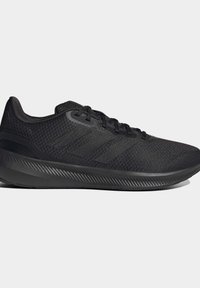 Czarne buty sportowe z siateczkową cholewką, teksturowanymi detalami i trzema paskami. Charakteryzują się amortyzującą podeszwą i płaskimi sznurówkami.