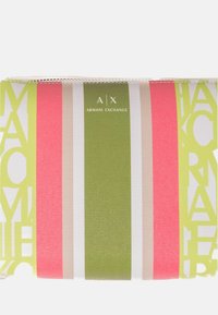 Borsa cosmetica con zip caratterizzata da strisce verticali in rosa, verde, bianco e beige, con finitura testurizzata e logo Armani Exchange.