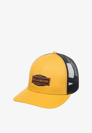 Casquette jaune avec une partie avant structurée, dos en mesh et un patch logo marron foncé comportant du texte. Visière courbée et design à six panneaux.