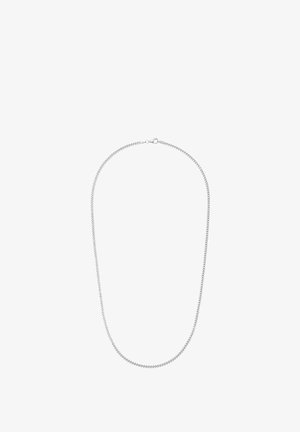 Srebrny łańcuszek naszyjnik z małym, ściśle połączonym łańcuchem typu curb i zapięciem typu homar, wyeksponowany na białym tle.