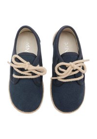 Námořnické modré semišové boty s bledě béžovými tkaničkami, s kulatou špičkou, plátěnými akcenty a texturovanou juta podrážkou, viděné shora.