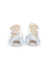 Jasnoniebieskie plecione skórzane sandały z węzłowym wzorem, regulowanym paskiem na kostkę i białą podeszwą. Gładkie wykończenie wnętrza.