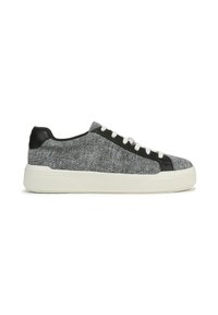 Basket en textile gris avec un accent en cuir noir, des lacets blancs et une finition texturée. Bout arrondi avec une semelle en caoutchouc blanc.