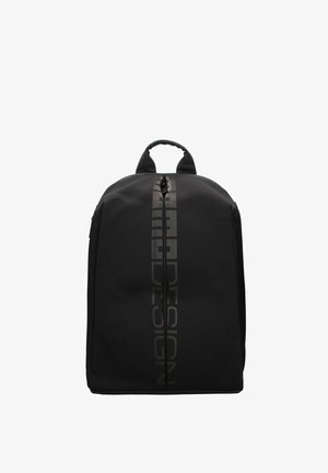 Zwarte rugzak met bovenhandvat en verticale rits, met subtiele donkere tekst "HUGO DESIGN" die over het midden aan de voorkant loopt.