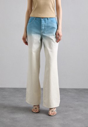 Pantaloni din denim cu picior larg, având un design ombre cu albastru deschis în partea de sus care se estompează spre alb murdar în partea de jos, punând în evidență un croi lejer și linii curate.