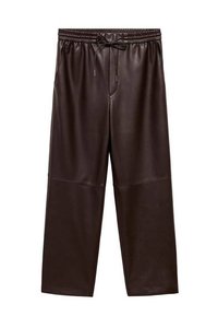 Pantalon en similicuir marron avec taille élastique, cordon de serrage et jambes larges. Texture lisse avec des accents de coutures.