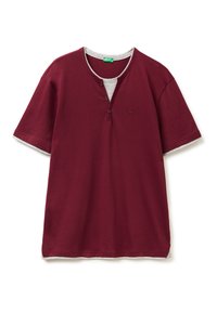 Burgundské tričko s krátkým rukávem, šedý žebrovaný límec, pultík na tři knoflíky a vyšitým logem na prsou. Měkká bavlněná tkanina.