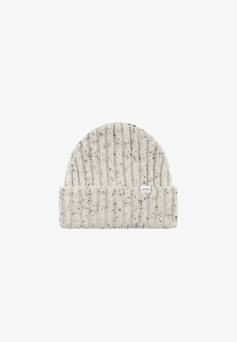 Strikket hue i lys grå med sorte prikker, med en foldet kant og et lille hvidt mærke på siden. Blødt, struktureret stof.