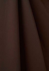 Brązowa tkanina o teksturze, zwisająca, ukazująca gładką powierzchnię o matowym wykończeniu. Tkanina wydaje się trwała i miękka w dotyku.