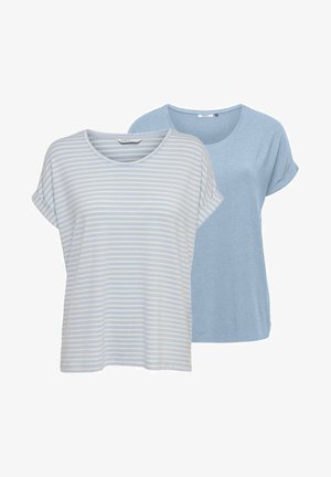 Deux T-shirts : l'un bleu clair avec des rayures discrètes, et l'autre bleu clair uni. Les deux ont des manches courtes et une coupe décontractée. Texture de tissu douce.