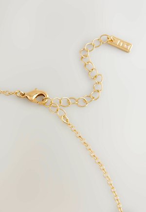 Goldene Kettenverschlüsse mit Gliedern, ausgestattet mit einem Karabinerhaken und einem quadratischen Anhänger mit einem Edelstein. Glatte Oberfläche, verl�ängerte ovale Glieder und glänzende Textur.