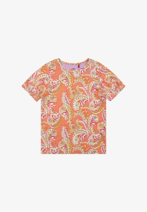 Korte mouwen t-shirt in koraal met een levendig paisley-patroon in roze, groen en wit. Voorzien van een ronde halslijn en een zachte textuur.