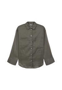 Camicia verde oliva a maniche lunghe con bottoni, colletto, due tasche sul petto e polsini larghi su sfondo bianco.