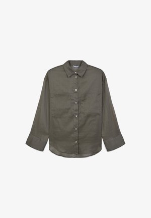 Olivgrüne Langarmhemden mit Kragen, zwei Brusttaschen und breiten Manschetten auf weißem Hintergrund.