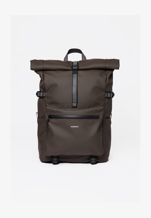 Dunkelbrauner Roll-Top-Rucksack aus wasserdichtem Material, mit einer vorderen Reißverschlusstasche, verstellbaren Riemen und einem Magnetverschluss.