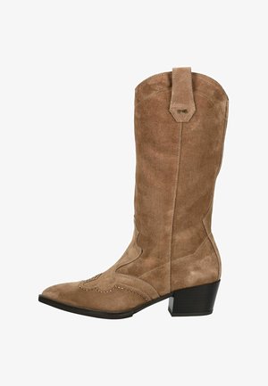 Braune Wildleder-Cowboy-Stiefel mit spitzer Zehe, dekorativen Nähten und kleinen Nieten. Hat einen niedrigen Blockabsatz und eine verstärkte Zugschlaufe.
