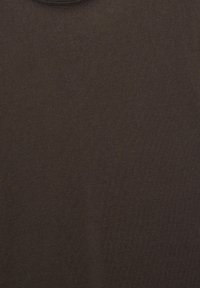 Texture de tissu en marron foncé uni avec un motif de tissage subtil, éclairage uniforme et sans plis.