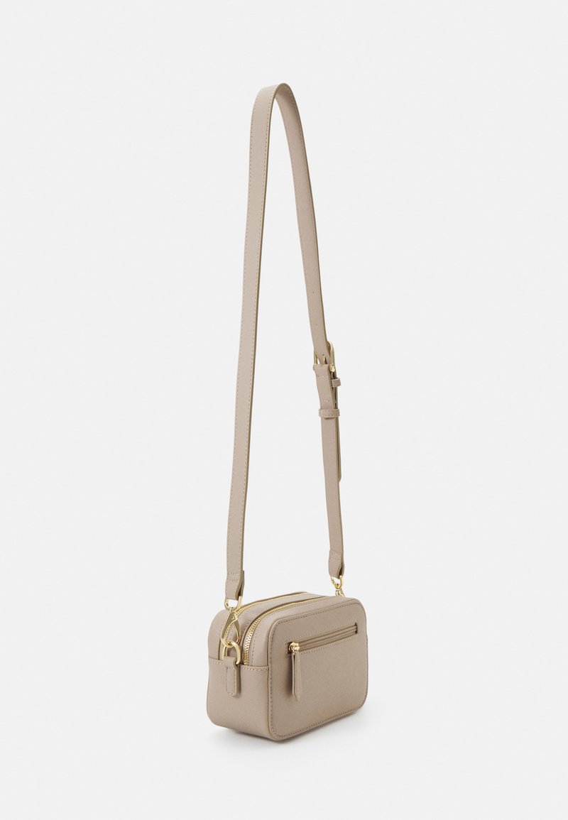 Borsa a tracolla beige realizzata in materiale sintetico liscio, con due scomparti con zip, una tasca frontale e una tracolla regolabile con dettagli in metallo dorato.