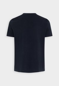 Jednoduché černé tričko s krátkým rukávem zobrazené zezadu, s kulatým výstřihem a jednoduchým šitím na bílém pozadí.