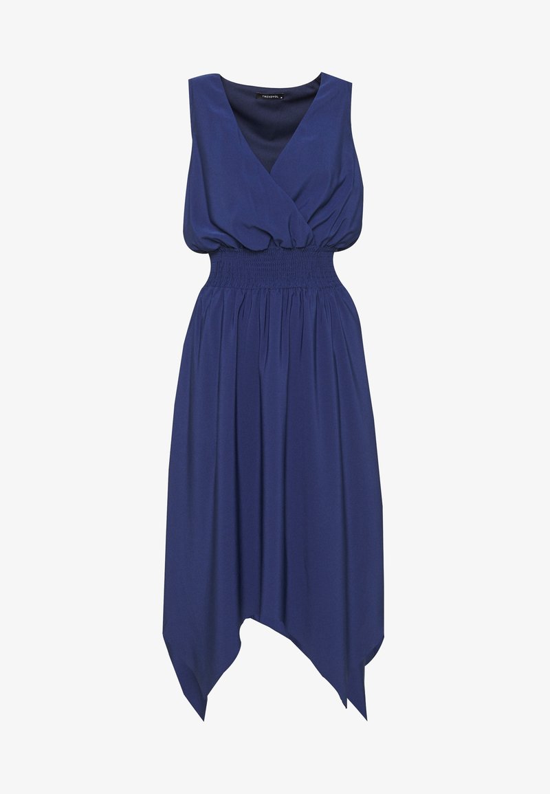 Robe bleu marine sans manches avec encolure en V, taille froncée et ourlet asymétrique en forme de mouchoir.