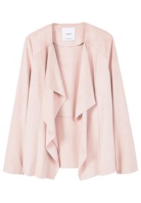 Giacca in faux suede di colore rosa chiaro, con apertura frontale, design drappeggiato, maniche lunghe e senza chiusure. Presenta una texture morbida e uno stile minimalista.