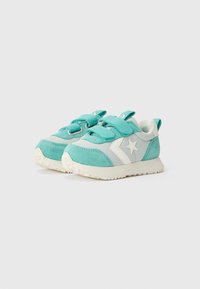 Baskets pour enfants turquoise et blanches, en matériaux en daim et en maille, avec un logo en forme d'étoile, des sangles ajustables et des semelles texturées.