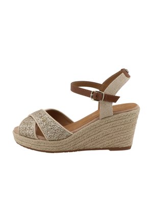 Beige Keilsandale mit gewebter Struktur, Knöchelriemen mit Schnalle und offenem Zehendesign.